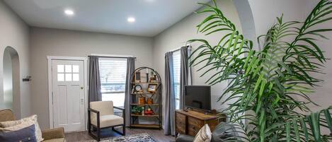 Smart-tv, een open haard en boeken