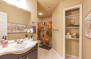 Duschwanne, Haartrockner, Bademäntel, Handtücher