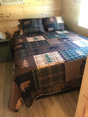 1 bedroom, free WiFi, bed sheets - BearFoot Cabin (Maud)