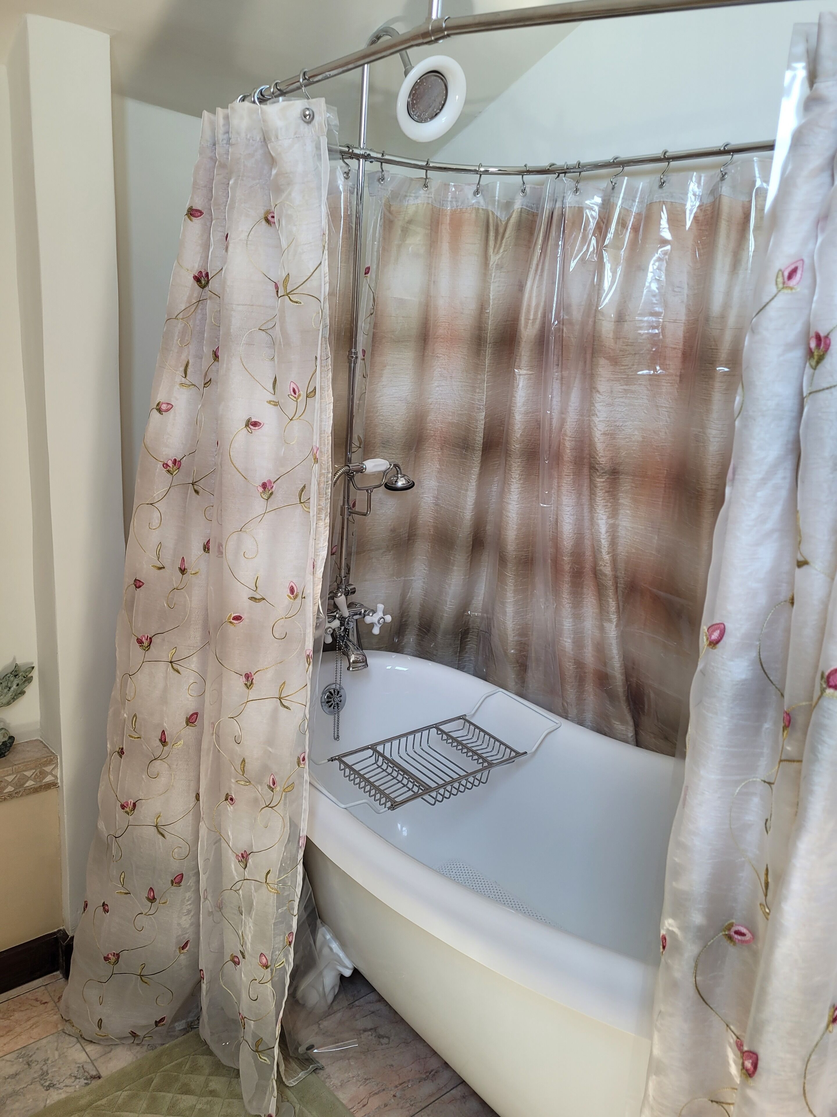 Combined shower/tub, towels, soap, toilet paper