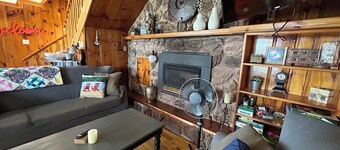 Spacious Waterfront Year Round Cottage 