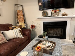 Smart TV, chimenea, libros