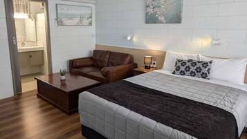 Habitación superior, 1 cama de matrimonio | Edredones de plumas, colchones con acolchado adicional, escritorio