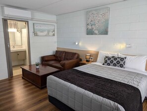 Habitación superior, 1 cama de matrimonio | Edredones de plumas, colchones con acolchado adicional, escritorio