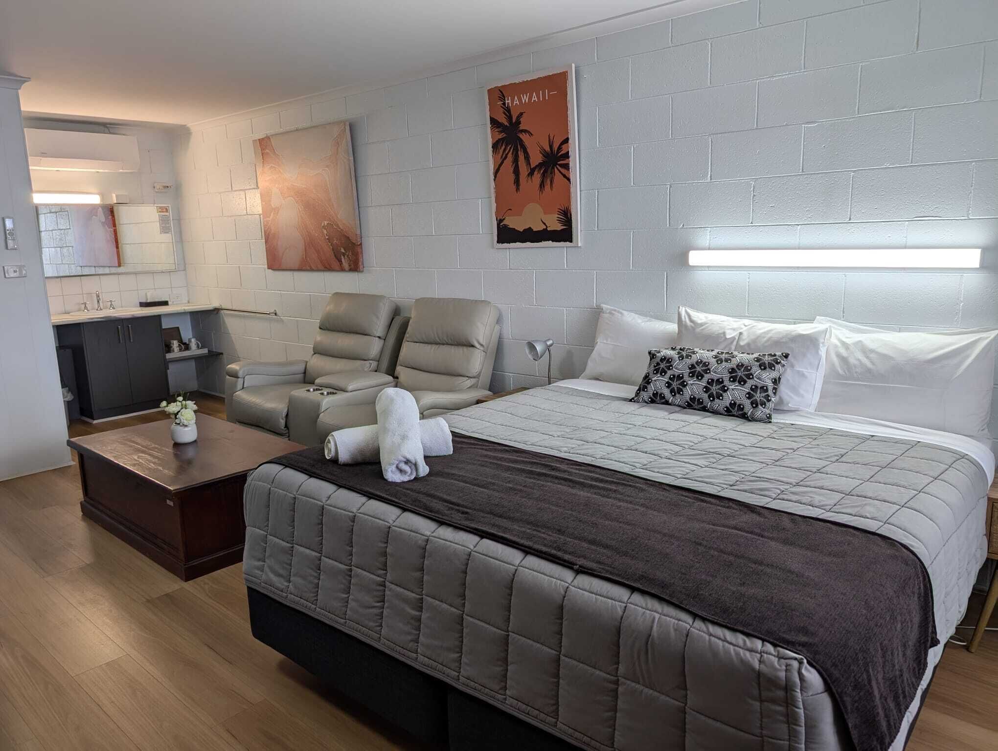 Deluxe Room, 1 King Bed | Down comforters, pillowtop beds, desk, laptop workspace