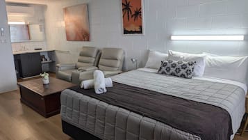 Habitación Deluxe, 1 cama de matrimonio grande | Edredones de plumas, colchones con acolchado adicional, escritorio