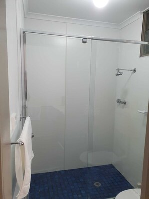 Dusjhode med hydromassaje, toalettartikler (inkludert) og hårføner