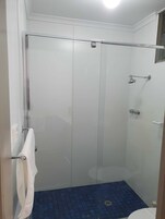 Cabezal de ducha con hidromasaje, artículos de tocador gratuitos