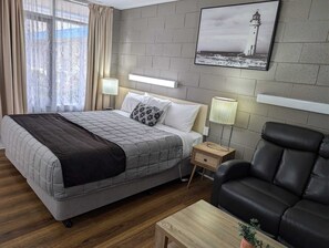 Habitación superior, 1 cama de matrimonio | Edredones de plumas, colchones con acolchado adicional, escritorio