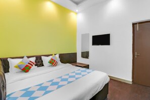 Deluxe Double Room, City View | Egyptian cotton sheets, premium bedding, down duvets, memory-foam beds - Goroomgo Royal Stay Gadiyahat Kolkata (Kolkata)