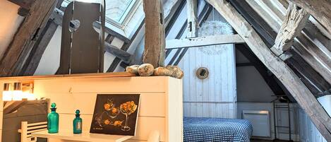 2 bedrooms, desk, iron/ironing board, WiFi