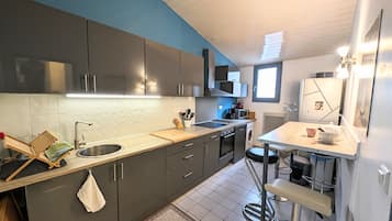 Réfrigérateur, micro-ondes, four, plaque de cuisson