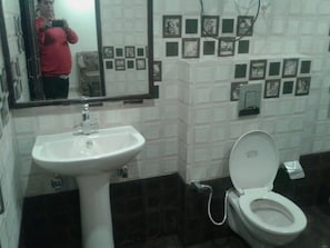 Shower, rainfall showerhead, free toiletries, towels