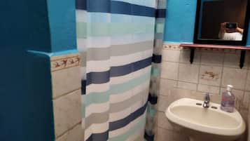 Een douche, een haardroger, handdoeken, zeep