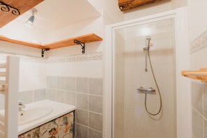 Combined shower/tub, towels