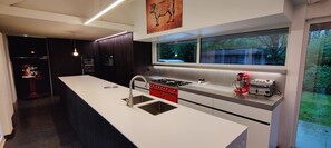 Refrigerador, microondas, horno, placa de cocina