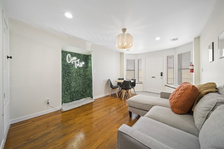 Smart TV, books. Cherry Street with CARPORT - Arcade Game & Artsy - KING bed - Great Location