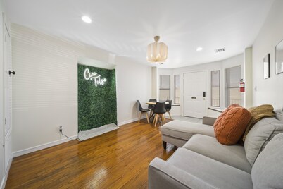 Cherry Street with CARPORT - Arcade Game & Artsy - KING bed - Great Location