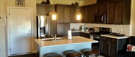 Réfrigérateur, micro-ondes, four, plaque de cuisson