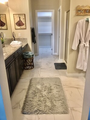 Duschwanne, Handtücher, Seife, Toilettenpapier