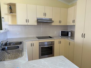 Een koelkast, een microgolfoven, een oven, een kookplaat