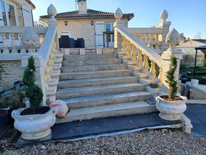 Property grounds - 6 minutes from Futuroscope 4 FAMILY BED AND BREAKFAST  (Jaunay-Marigny)