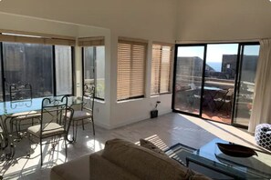 Living area - Beautiful Monterey Bay & Close to Golf! (Monterey)