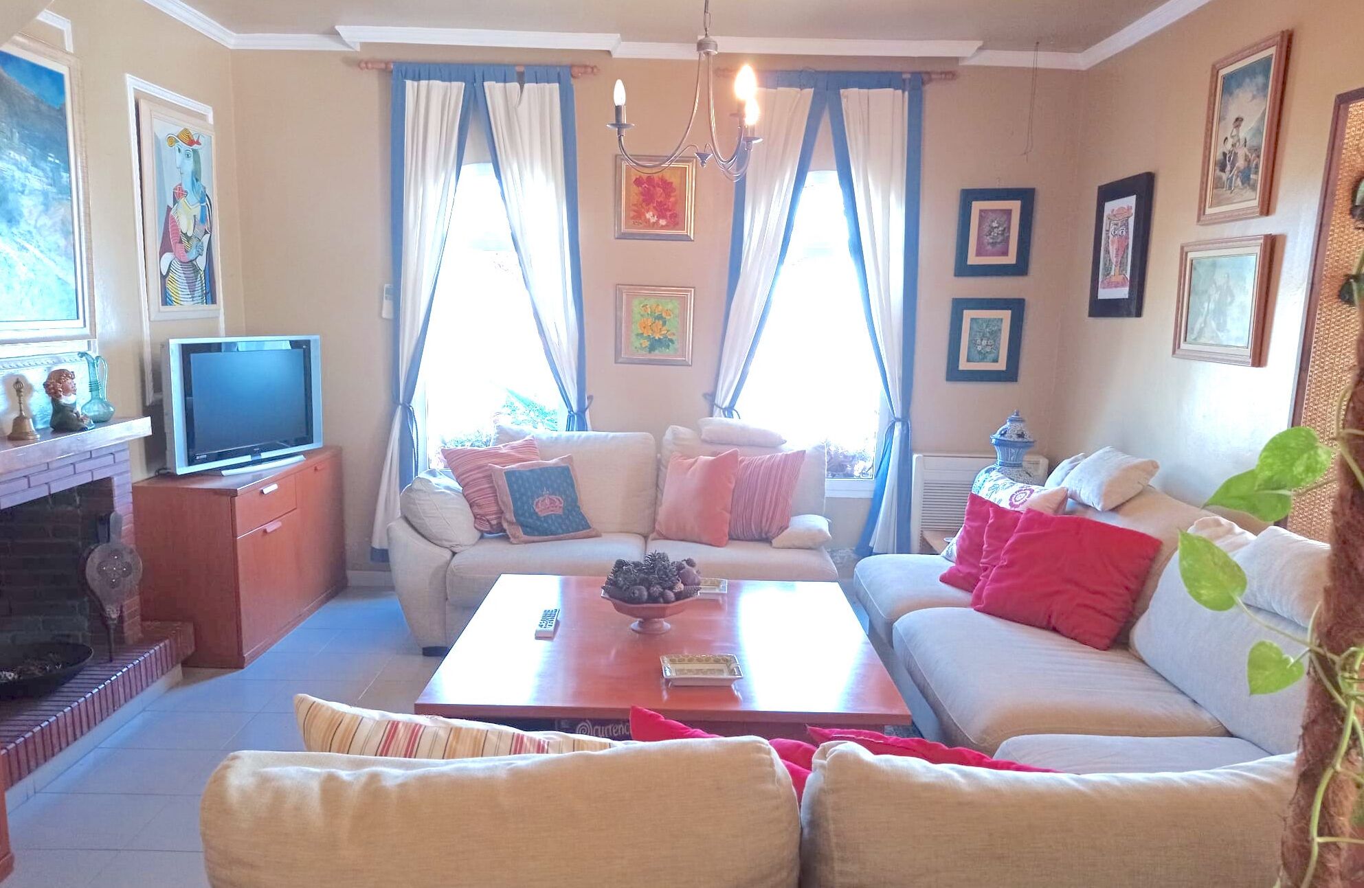 Una televisión, una chimenea, una mesa de tenis de mesa