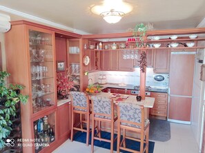 Réfrigérateur, four à micro-ondes, un four, surface de cuisson