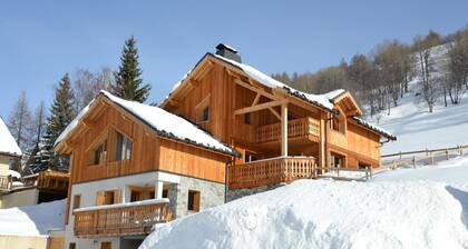 Large, comfortable chalet, quiet location, beautiful view, sauna, whirlpool bath