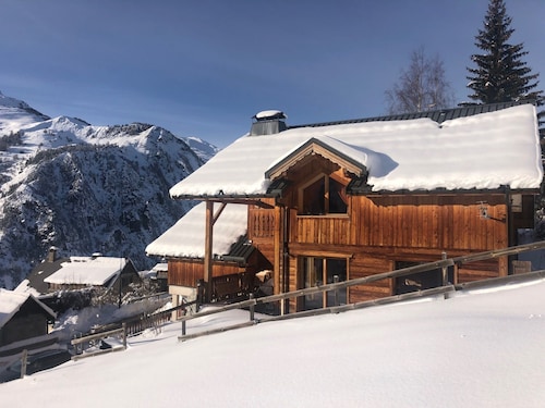 Large, comfortable chalet, quiet location, beautiful view, sauna, whirlpool bath 