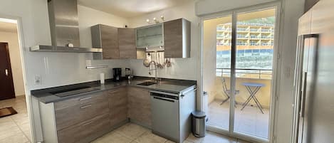 Microwave, oven, dishwasher, coffee/tea maker