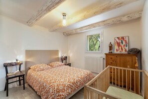 2 habitaciones, escritorio, tabla de planchar con plancha y wifi gratis