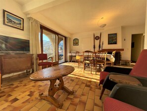 TV - Spacious 2-BR Apt in Briançon, Garden, Near Hiking Trails, Sleeps 6, Parking (Briançon)