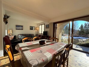 Dining - Spacious 2-BR Apt in Briançon, Garden, Near Hiking Trails, Sleeps 6, Parking (Briançon)