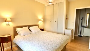 A bedroom with a bed, two bedside lamps, a wardrobe, and a small desk. - 3-room apartment with terrace and parking, Veyrier-du-Lac (Veyrier-du-Lac)