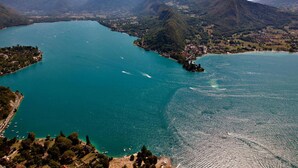 A panoramic view of a lake surrounded by mountains, with a small town and clear skies. - 3-room apartment with terrace and parking, Veyrier-du-Lac (Veyrier-du-Lac)
