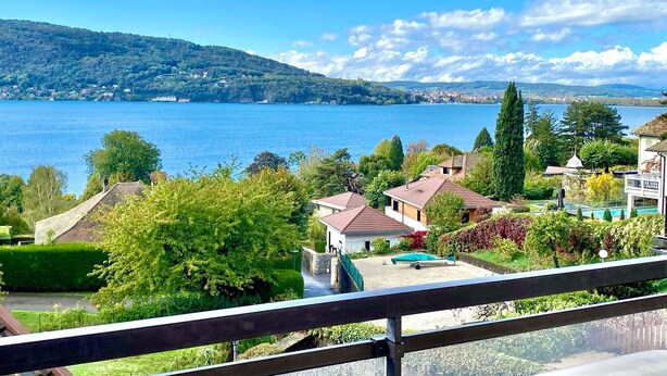 A lakeside view with houses, a pool, and a clear sky. - 3-room apartment with terrace and parking, Veyrier-du-Lac (Veyrier-du-Lac)