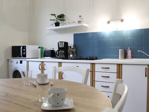 Fridge, microwave, stovetop, freezer - Renovated house with garden in Saint-Georges-d'Oléron (Saint-Georges-d'Oléron)