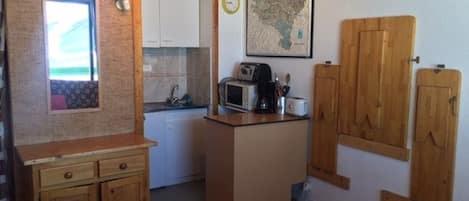 Refrigerador, microondas y parrilla de estufa