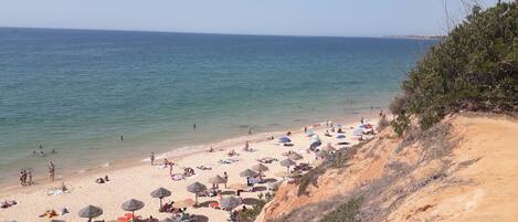 Plage à proximité, chaises longues