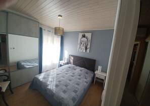 3 makuuhuonetta, silitysrauta/-lauta, ilmainen Wi-Fi