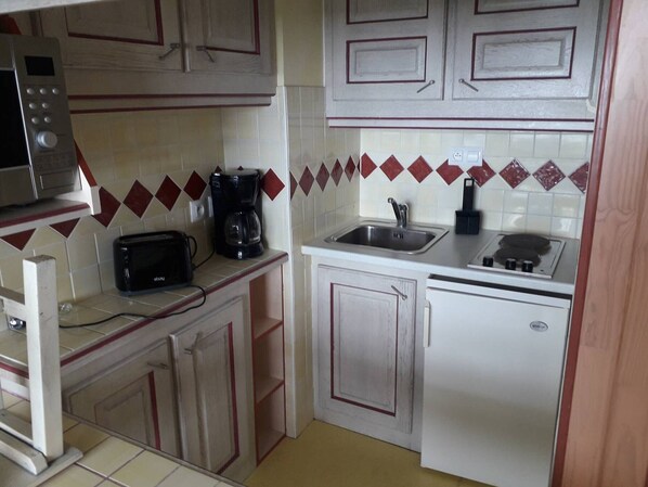 Fridge, microwave