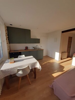 Dining - Superb studio, brand new (Plouguerneau)