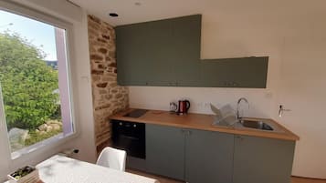 Réfrigérateur, four, plaque de cuisson, cafetière/bouilloire