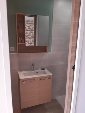 Douche, serviettes fournies, savon, papier toilette