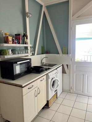 Réfrigérateur, micro-ondes, four, plaque de cuisson