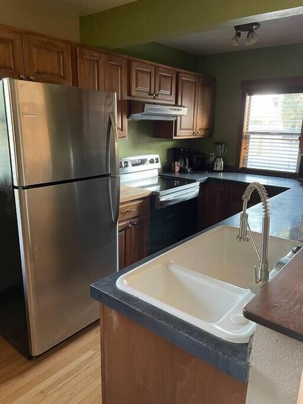 Fridge, microwave, oven, stovetop - CUTE COTTAGE WITH A GAME ROOM (Belgrade)