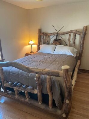 3 bedrooms, travel crib, WiFi, bed sheets - CUTE COTTAGE WITH A GAME ROOM (Belgrade)