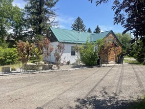 Exterior - CUTE COTTAGE WITH A GAME ROOM (Belgrade)